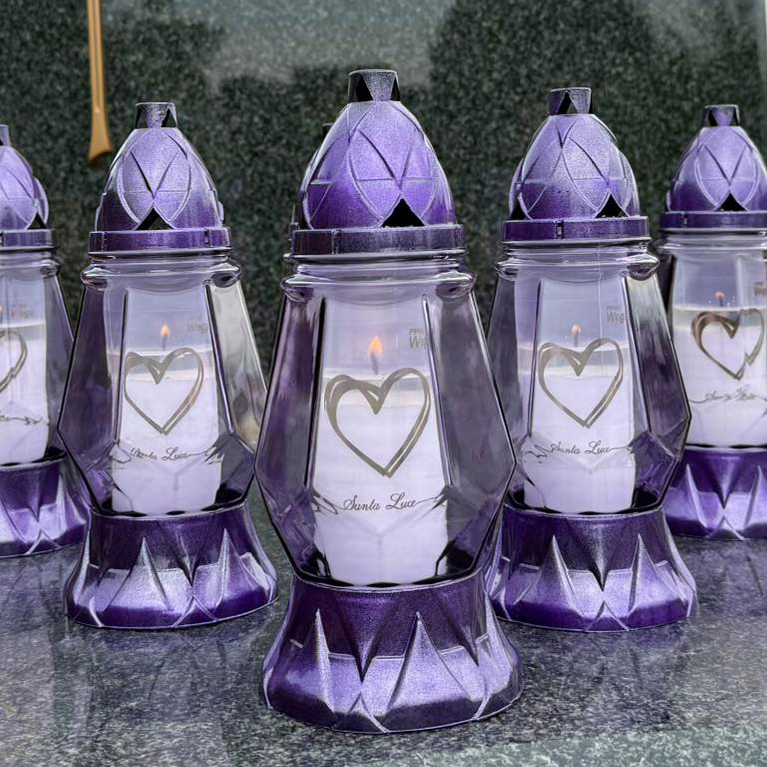 klasyka i wzoru i nowoczesny kolor wśród zniczy