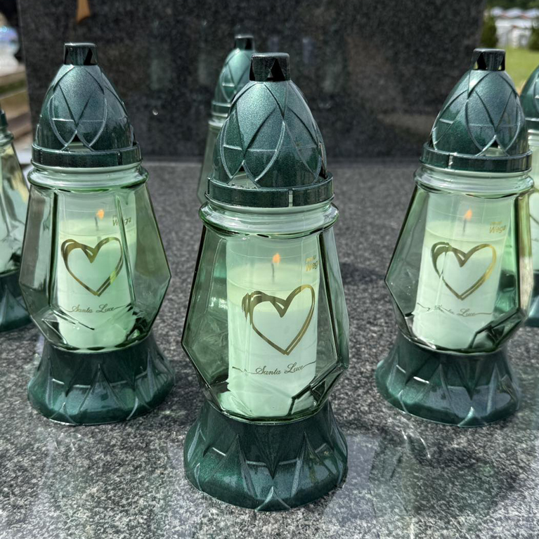 Zielone znicze z barwionego szkła