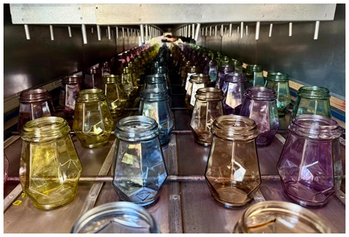 Szklane znicze kolorowe w produkcji WEGA