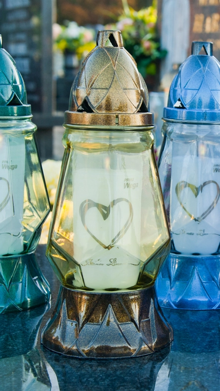 Transparentny lakierowany znicz WEGA podkreślający płomień